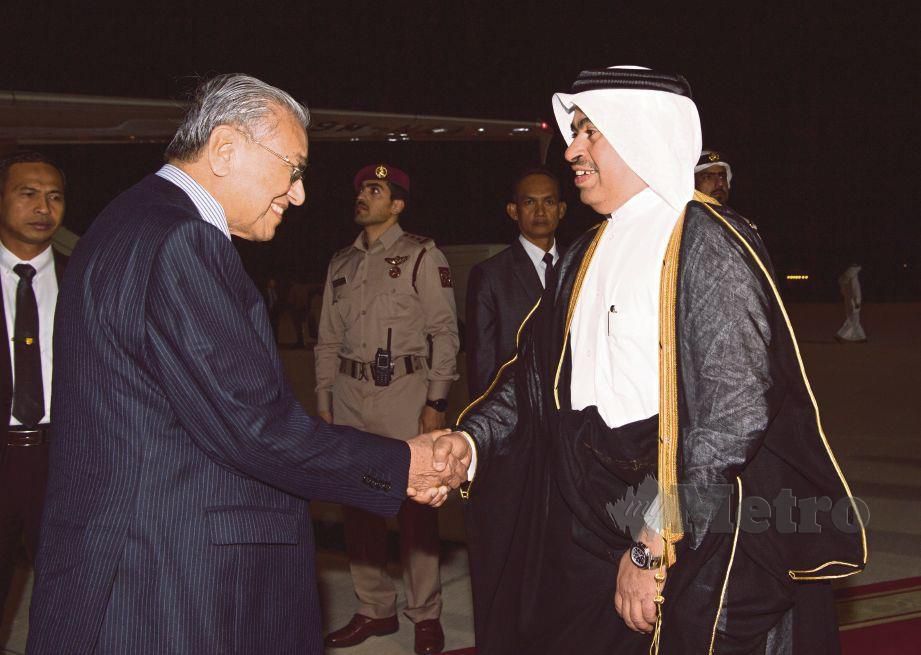 TUN Dr Mahathir disambut oleh Menteri Perdagangan dan Industri Qatar Ali bin Ahmed Al Kuwari ketika tiba di Lapangan Terbang Antarabangsa Hamad.