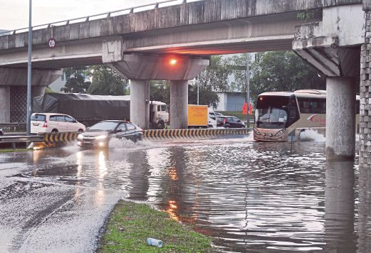 BEBERAPA kawasan di sekitar Shah Alam dinaiki air, semalam.