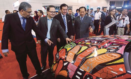  ONG (dua dari kanan) bersama timbalannya, Datuk Ahmad Maslan (kanan),  Abdul Jalil  (kiri) dan  Madani (dua dari kiri) melawat ruang pameran kereta selepas merasmikan Pameran NST-MAI ASEAN Autoshow 2015 di Kuala Lumpur, semalam.