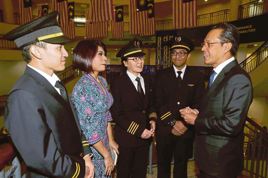 KAPTEN Izham  (kanan) beramah mesra bersama graduan juruterbang di Akademi MAB, Kelana Jaya.