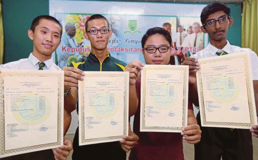 DARI kiri, Yap Quan You, Thun Chiean Tien, Kok Shew Juan danG Raveen gembira mendapat keputusan semua A bagi semua mata pelajaran dalam Pentaksiran Tingkatan Tiga (PT3) di Maktab Sultan Abu Bakar (MSAB), Johor Bahru.