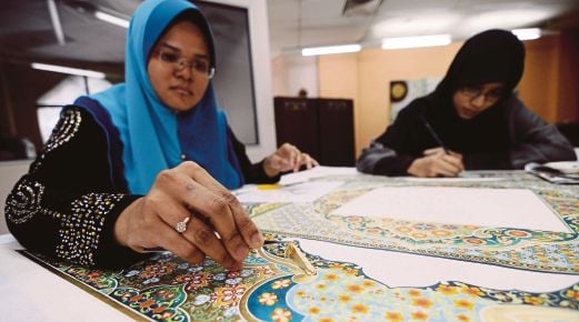 PEKERJA menyiapkan tempahan corak seni islam di Yayasan Restu.