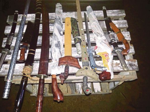 PELBAGAI senjata  turut dijumpai dalam rumah bomoh berkenaan.