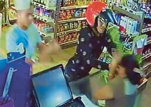 RAKAMAN CCTV menunjukkan dua lelaki meragut rantai pekerja kedai serbaneka.