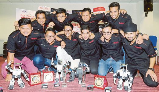   PASUKAN robotik politeknik Malaysia  bersama robot dan piala selepas mengungguli Roboworld Cup ke-19 di Beijing. 