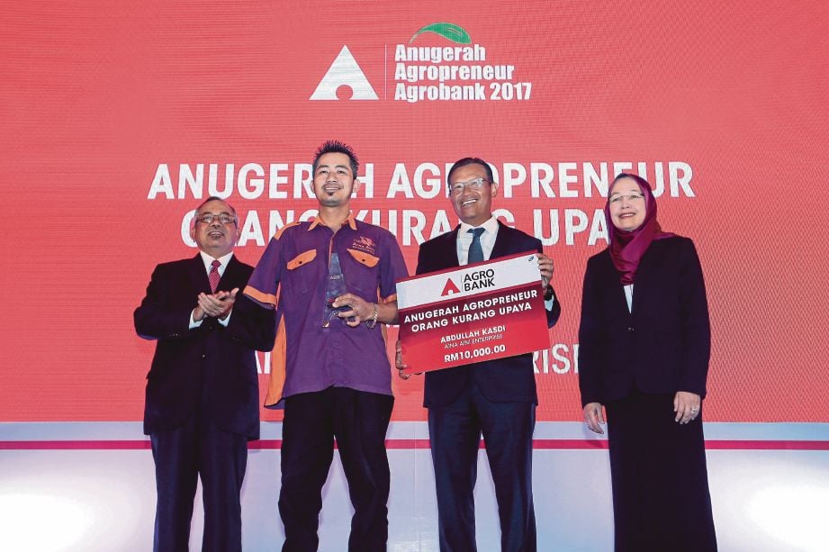  AHMAD Shabery  (dua dari kanan) menyampaikan anugerah kapada  Abdullah  (dua dari  kiri) pada majlis Anugerah Agropreneur Agrobank 2017 di Hotel Royale Chulan.