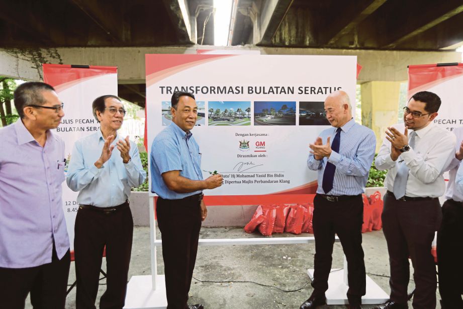 MOHAMAD Yasid (tiga dari kiri) dan Pengarah Urusan Pusat Pemborong GM Klang Datuk Lim Seng Kok (dua dari kanan) melihat ilustrasi taman pada Majlis Pecah Tanah Bulatan Seratus, semalam.