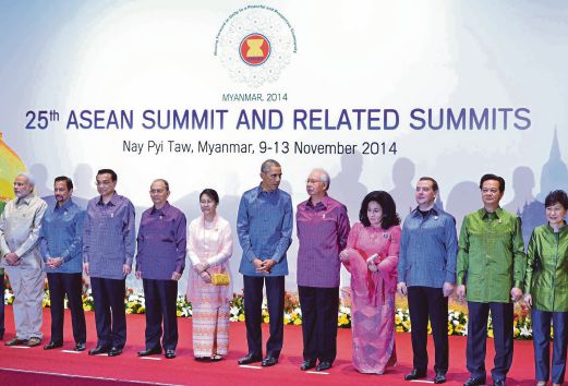 PRESIDEN Amerika Syarikat Barack Obama berbual dengan Najib. Turut sama Datin Seri Rosmah Mansor, U Thein Sein (empat dari kiri) dan isteri Khin Khin Win serta pemimpin lain.
