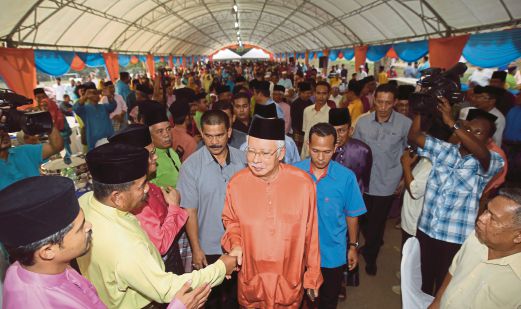 NAJIB beramah mesra dengan pengunjung ketika hadir berbuka puasa pada program Rahmat Ramadan 2015, semalam.
