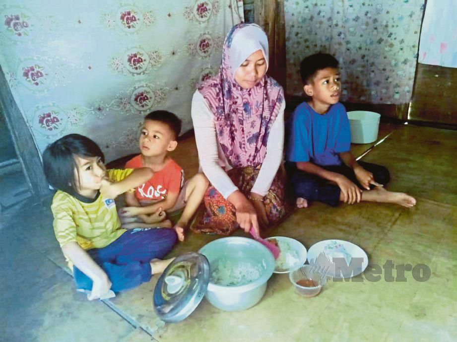 SURHAYA  bersama tiga anaknya menunjukkan hidangan berbuka puasa dan bersahur setiap hari  di Kampung Lepan Jaya, Gua Musang.