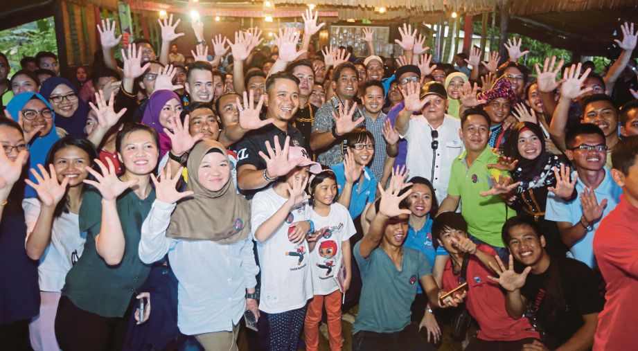 Khairy bersama sebahagian peserta sesi dialog TN50 di Penampang, semalam.