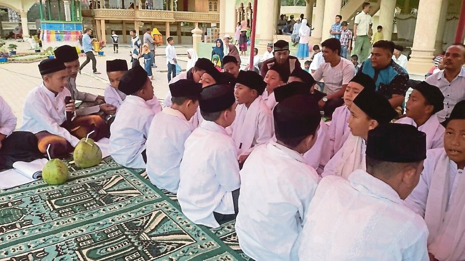 Pelajar sekolah berselawat sempena sambutan Maulidur Rasul di Masjid Jamek Baitul Muttaqin.