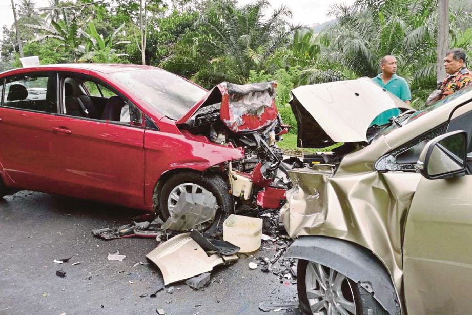 KEADAAN kereta yang selepas bertembung dengan kenderaan pelbagai guna di Johol, semalam. 