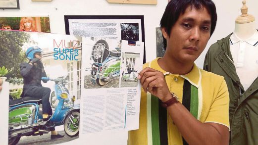 Husaini menunjukkan gambarnya bersama motosikal Lambretta pertama miliknya dalam Majalah Skuterama terbitan 2013. 