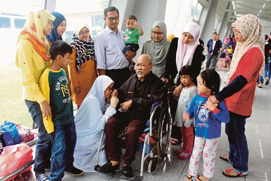 Seriatun   bersama ahli  keluarga sebelum berlepas menunaikan haji di LTAS, semalam.