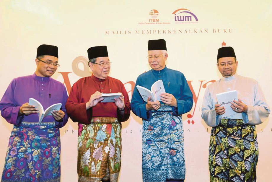 Najib dan Pengerusi Institut Wasatiyyah Malaysia, Tan Sri Dr Abdullah Md Zin (dua kiri) melihat buku Wasatiyah: Idea dan Realiti pada majlis memperkenalkan buku itu di Putrajaya, semalam. 