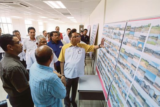 Ismail Sabri (kanan) melihat gambar tapak projek Maktab Rendah Sains Mara (MRSM) Sungai Besar.