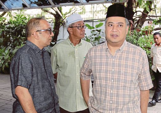 Pengerusi Kumpulan Media Prima, Datuk Seri FD Iskandar  (kanan) dan bekas Ketua Pengarang Kumpulan NSTP, Datuk Seri Kalimullah Hassan (kiri)  melawat jenazah Allahyarham.