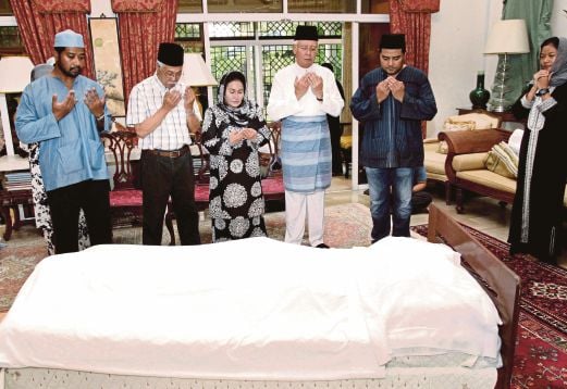 NAJIB bersama isteri, Datin Seri Rosmah Mansor dan ahli keluarga Allahyarham mengaminkan bacaan doa untuk jenazah.
