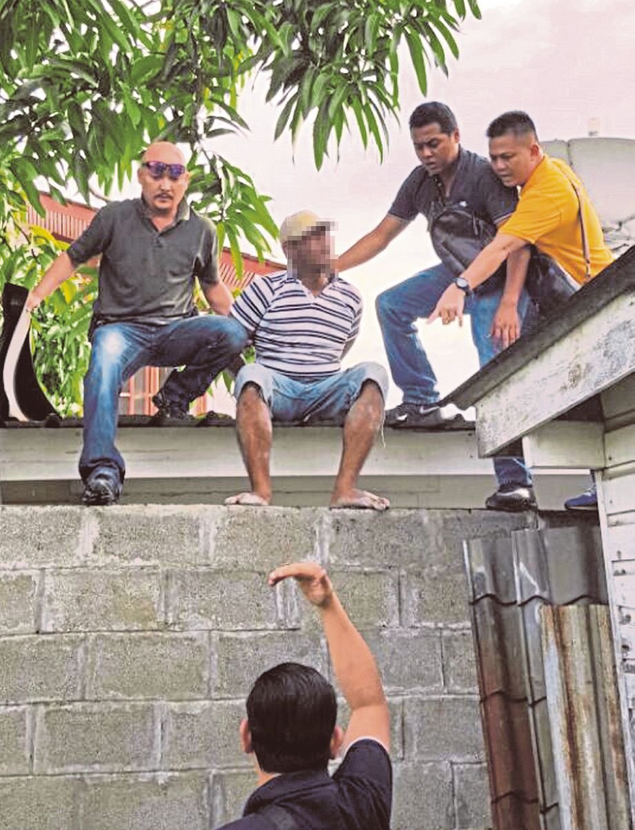 SUSPEK curi kereta ditahan polis ketika berada di atas bumbung sebuah rumah di Miri.
