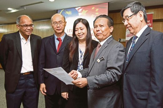 DZULKIFLI (dua dari kanan), selepas merasmikan Seminar Memanfaatkan Renminbi Bagi Meningkatkan Eksport ke China, semalam. 