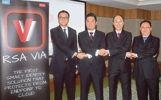 YEO (dua kiri) selepas taklimat media mengenai perbankan mudah alih RSA di Kuala Lumpur.