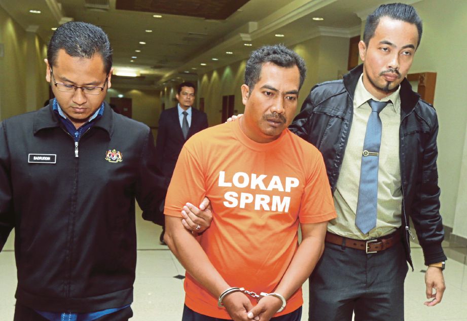 EL Fa (tengah) didenda RM10,000 dan penjara sehari selepas mengaku bersalah  merasuah RM30 kepada  anggota polis.