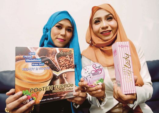 FARHANA (kiri) dan rakan niaga Nurul Aslah menunjukkan produk kecantikan Berry Stoberry.  