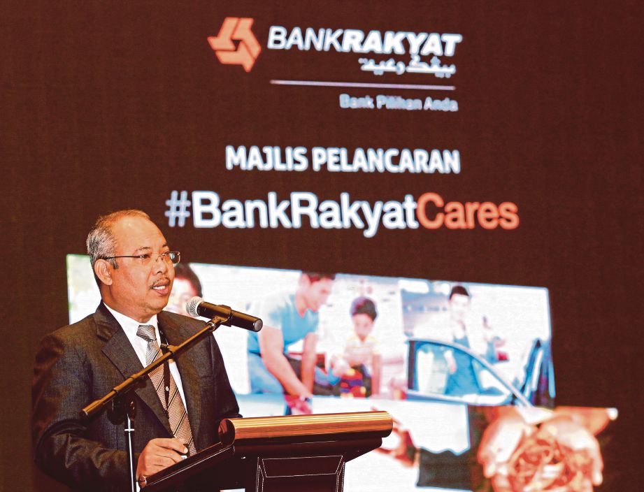 Md Khairuddin melancarkan kempen #BankRakyatCares di Menara Kembar Bank Rakyat, semalam. 
