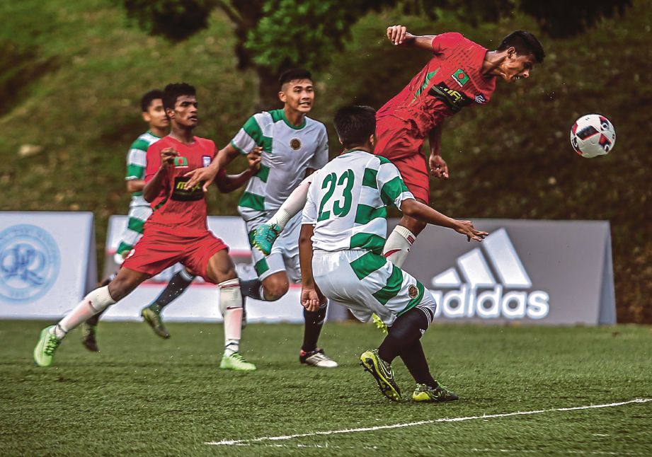 PEMAIN Bangladesh Miraj Molla  (kanan) menanduk bola ke arah pintu gol Malaysia.