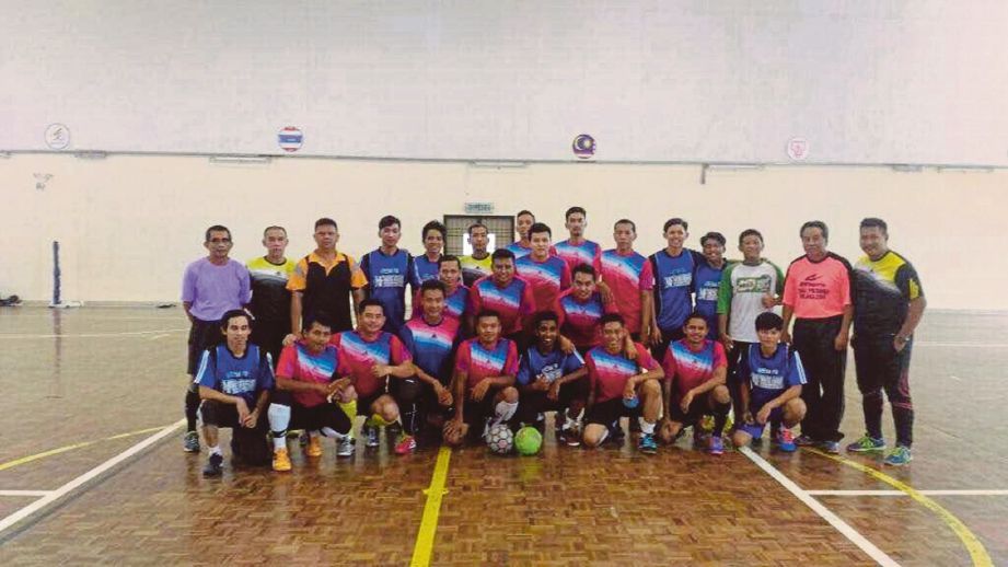 PEMAIN futsal Bomba Melaka dan Arena FM bergambar kenangan sebelum perlawanan persahabatan