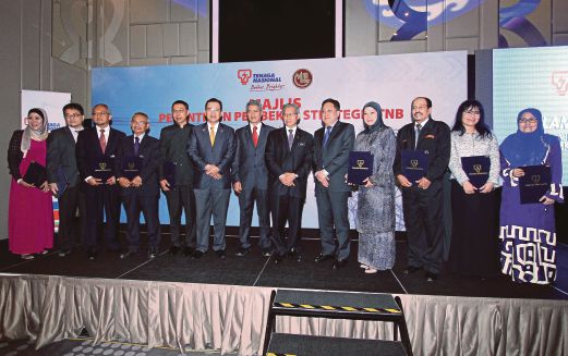 MUSTAPA (enam dari kanan) dan Azman (tengah) bersama pembekal strategik pada Majlis Pelantikan Pembekal Strategik TNB.  
