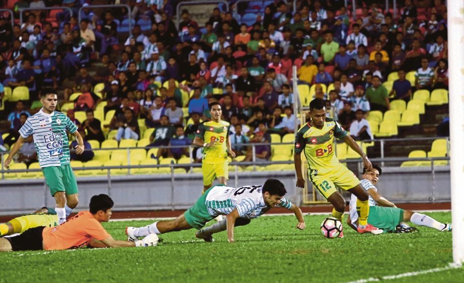 AKRAM  (kanan)  melepasi kawalan pemain Melaka United  di Stadium Hang Jebat, kelmarin.