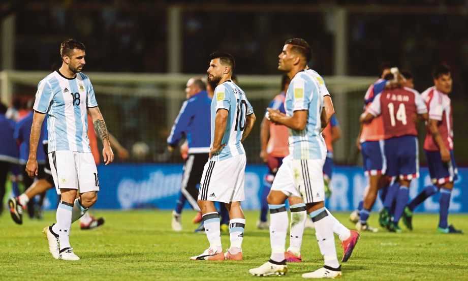 PEMAIN Argentina sugul selepas kalah di tangan Paraguay.