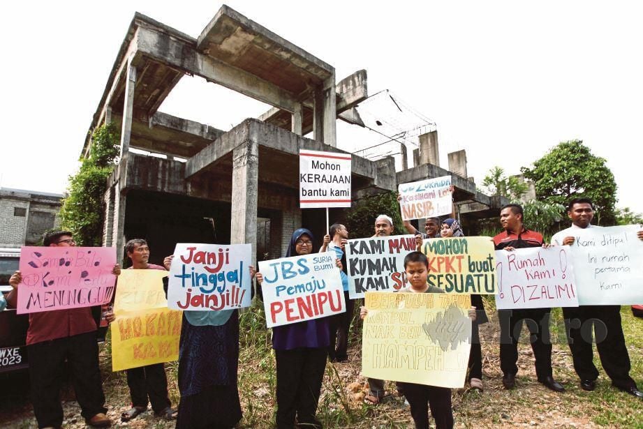  PEMBELI rumah  berkumpul bagi  meluahkan rasa tidak puas hati kepada pemaju akibat projek perumahan terbengkalai di Taman Rembau Bayu, Pekan Rembau. 