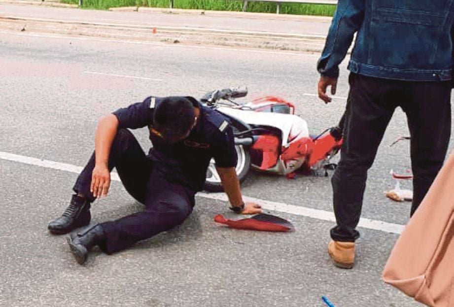 MANGSA  cedera dilanggar sebuah motosikal ketika bertugas dalam satu operasi sekatan jalan di Jalan Tengku Ismail. 