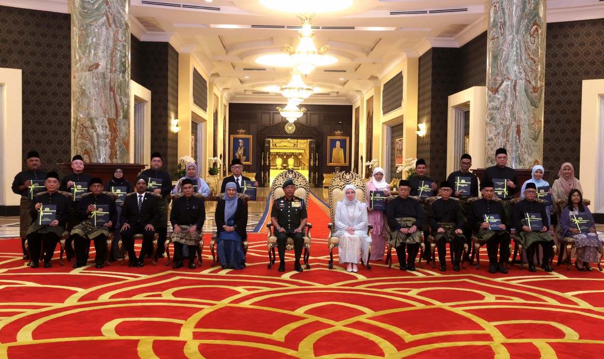 AL-SULTAN Abdullah dan Tunku Azizah berkenan bergambar bersama 16 hakim selepas Istiadat Menghadap dan Pengurniaan Surat Cara Pelantikan Hakim di Istana Negara, hari ini. FOTO Bernama.
