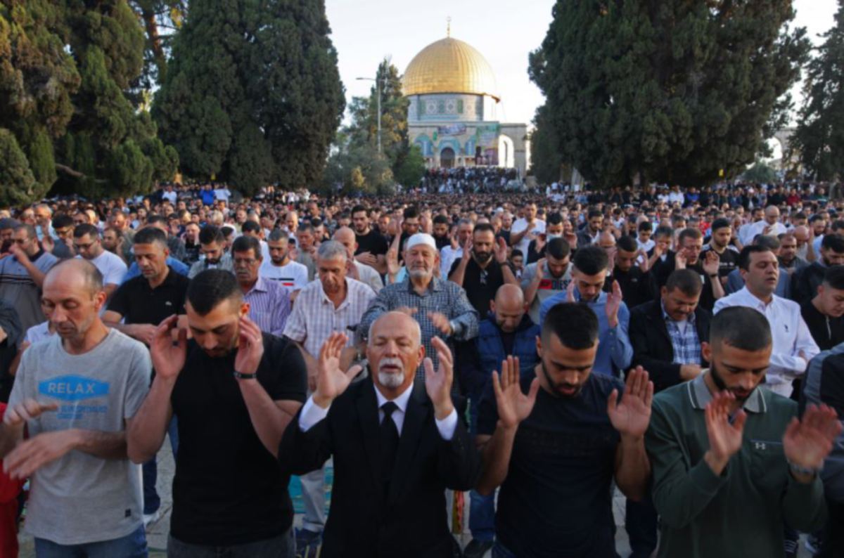 UMAT Islam menunaikan solat sunat Aidilfitri di luar Masjid Al-Aqsa. FOTO AFP