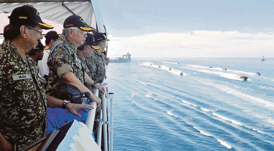 NAJIB dan  Musa menyaksikan pertunjukan aset tentera laut di Pangkalan Laut Tun Sharifah Rodziah di perairan ESSZONE. 