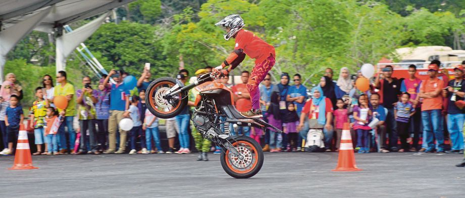  PERTUNJUKAN aksi   pelagak ngeri menunggang motosikal menarik perhatian orang ramai  pada Fiesta Bikers Selangor 2016 di pekarangan Stadium Shah Alam.   