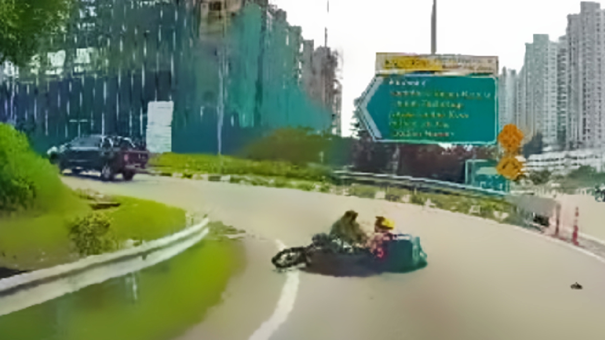 TANGKAP layar video dashcam tular menunjukkan pacuan empat roda melanggar motosikal ditunggang suami isteri dan dua anak mereka.
