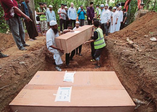 MAYAT etnik Rohingnya yang ditemui di kem penyeludupan manusia dikebumikan di Songkhla, kelmarin.