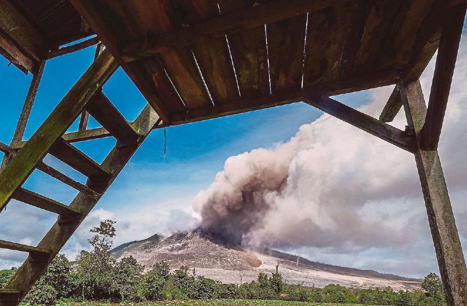 LETUSAN Gunung Sinabung yang dirakam berhampiran kampung Tiga Serangkai di Karo pada 1 November tahun lalu. - Antara