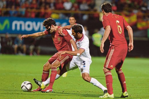 FABREGAS (kiri) jaring gol kemenangan Sepanyol.