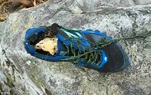 KASUT dengan tulang kaki manusia di dalamnya yang ditemui di pantai di British Columbia.  
