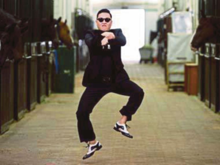 PSY menari dalam video muziknya, Gangnam Style. - Agensi 