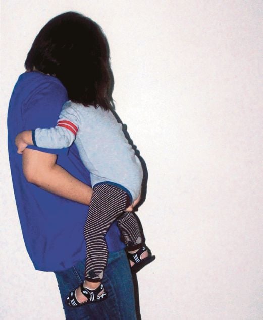 JANDA  bersama anaknya   ditahan     berkhalwat dengan dua lelaki  dalam operasi cegah maksiat di   hotel di Bukit Mertajam. 