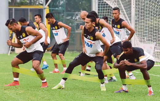 JAWATAN jurulatih Harimau Malaya menarik beberapa calon hebat antaranya bekas pemain Piala Dunia Perancis, Desailly.