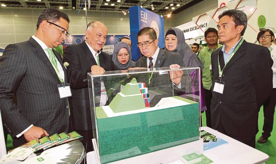 DR Maximus (tiga dari kanan) diberi penerangan ketika majlis perasmian ‘8th International Greentech and Eco Product Exhibition and Conference Malaysia’, di KLCC, Kuala Lumpur.