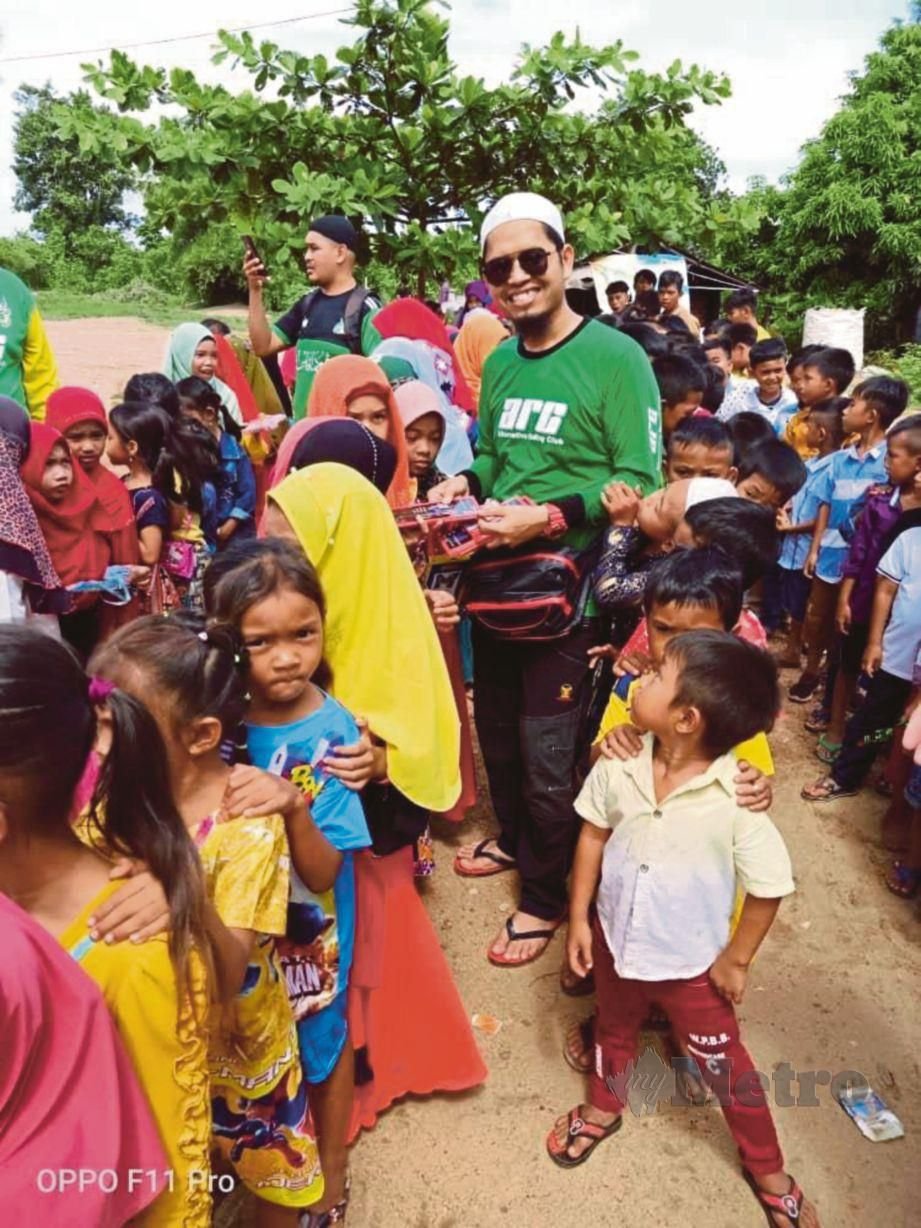 KANAK-KANAK di Kampung Perah Pedau turut menerima sumbangan.